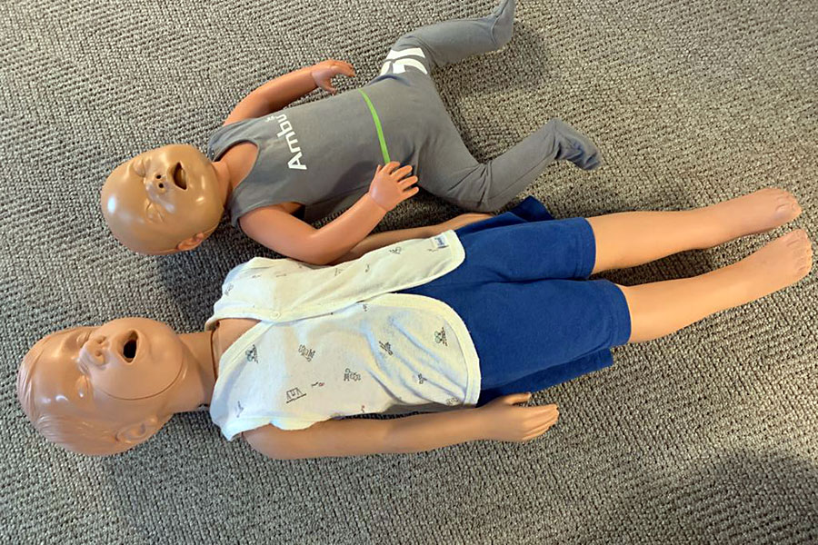 Oefenpoppen van een baby en een kind